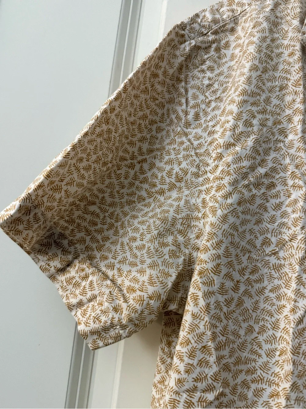 💜 Banana Republic Leaf-Print Button-Down Shirt – Beige | Size M Slim Fit